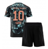 Bayern Munich Leroy Sane #10 Uit tenue voor kinderen 2024-25 Korte Mouwen (+ broek)