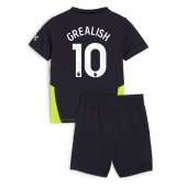 Manchester City Jack Grealish #10 Uit tenue voor kinderen 2024-25 Korte Mouwen (+ broek)